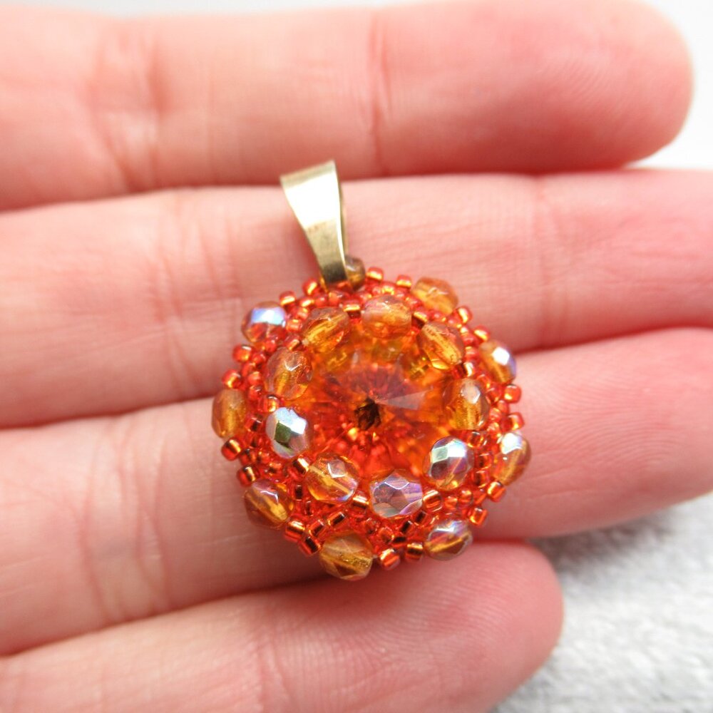 Hand Woven Rivoli pendant - Picture 2 of 12